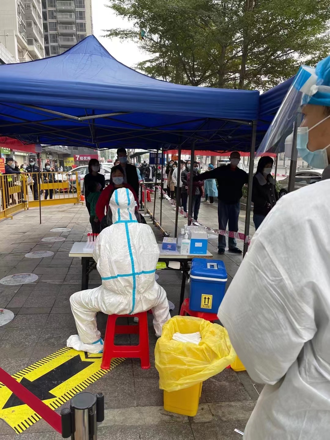 2022年1月14日下午公司党员参加社区志愿者活动